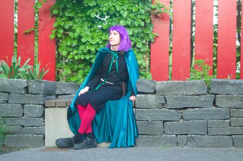 Amity Blight Cosplay mit grünem Umhang. Das Kleid ist noch nicht zurecht geschnitten.