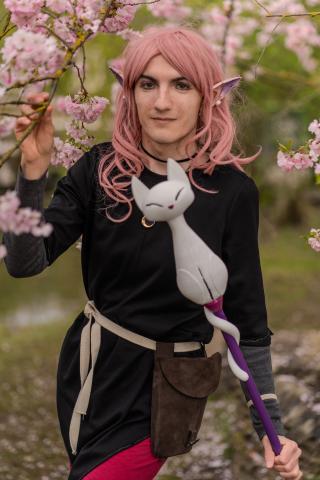 Coplay von Amity-Blight unter einem Kirschbaum mit Kirschblüten.