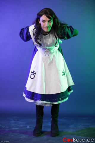 Alice Liddell Cosplay im Fotostudio.