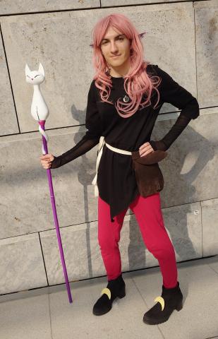 Coplay von Amity-Blight zusammen mit einem Stab auf dem eine weiße Katze ist.