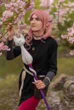 Coplay von Amity-Blight unter einem Kirschbaum mit Kirschblüten.